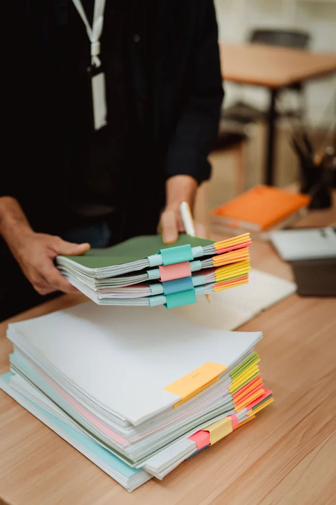 Piles de dossiers et documents papier à trier