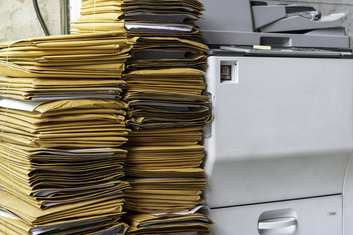 Archives en vrac dans un bureau